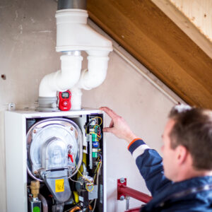 Inspecteur van Perfectkeur controleert installatie.