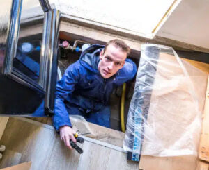 Bouwkundig inspecteur van Perfectkeur controleert de kruipruimte.