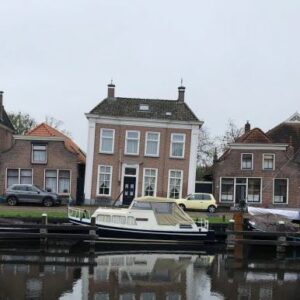 Scheve woning als gevolg van verzakken grondwaterpeil.