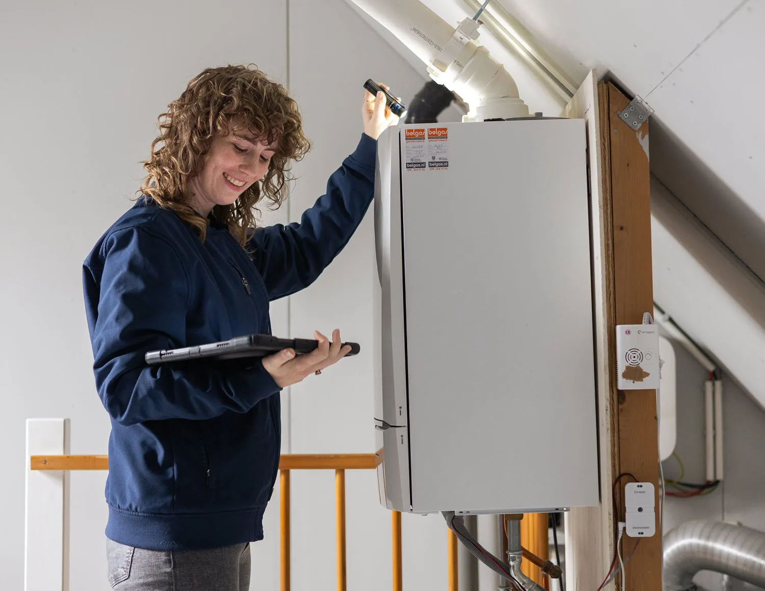 ep-adviseur met tablet en meetlint die eengezinswoning inspecteert voor energielabel